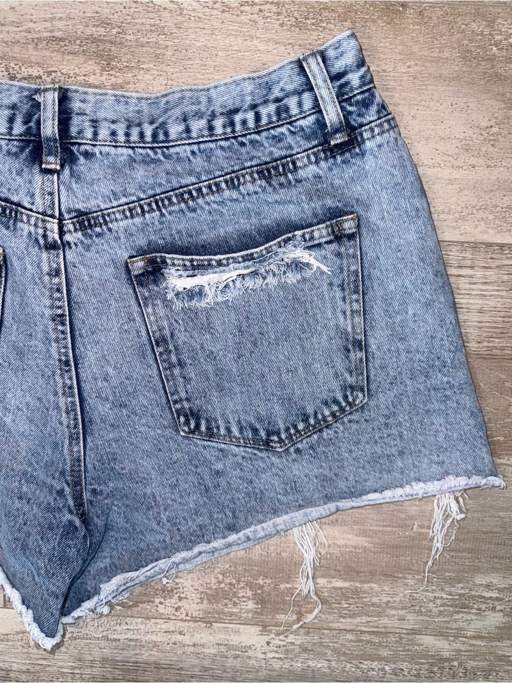 90s Boyfriend Distressed Denim Shorts Light Wash Frayed Raw Hem Festival Size 13 - Picture 9 of 12
